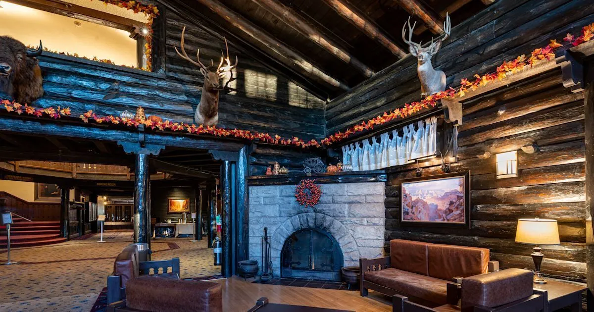 El Tovar hotel image from Expedia