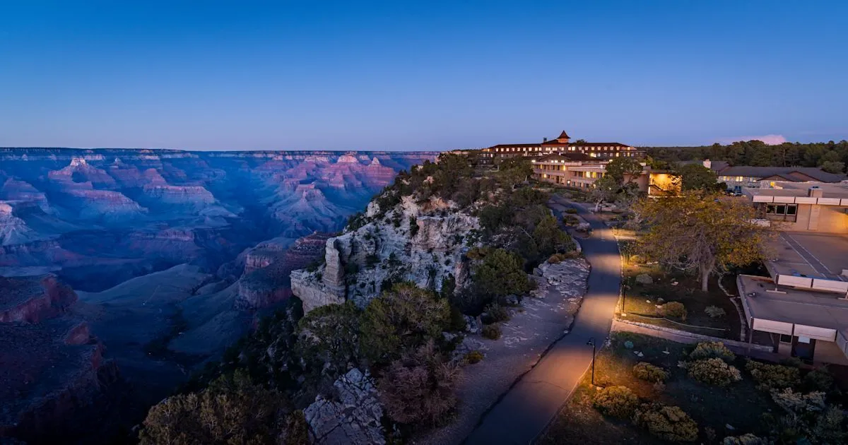 El Tovar hotel image from Expedia