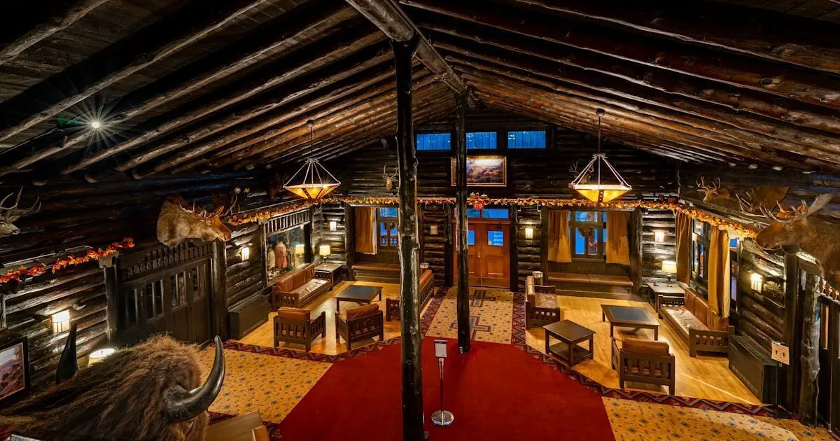 El Tovar hotel image from Expedia