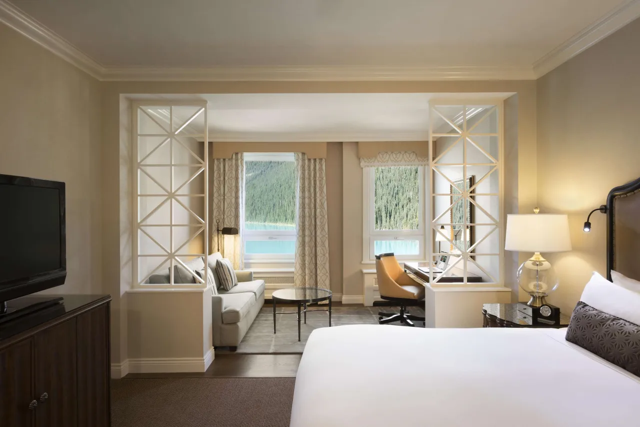 Fairmont Chateau Lake Louise hotel image from Expedia