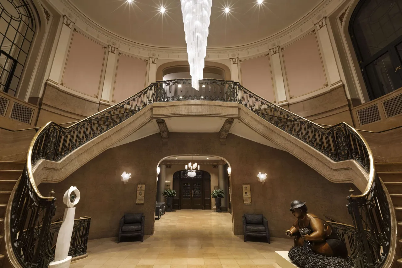 Fairmont Le Chateau Frontenac hotel image from Expedia