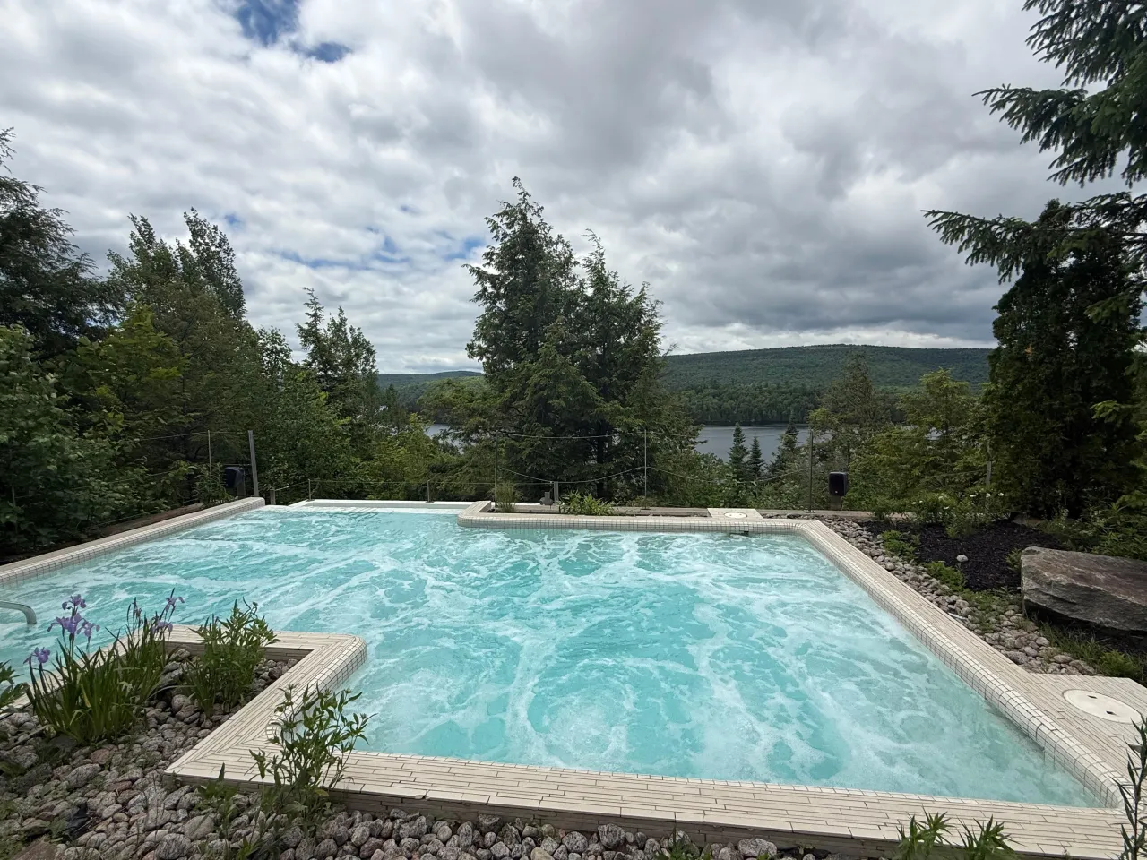 Hotel Sacacomie, Québec hotel image from Expedia