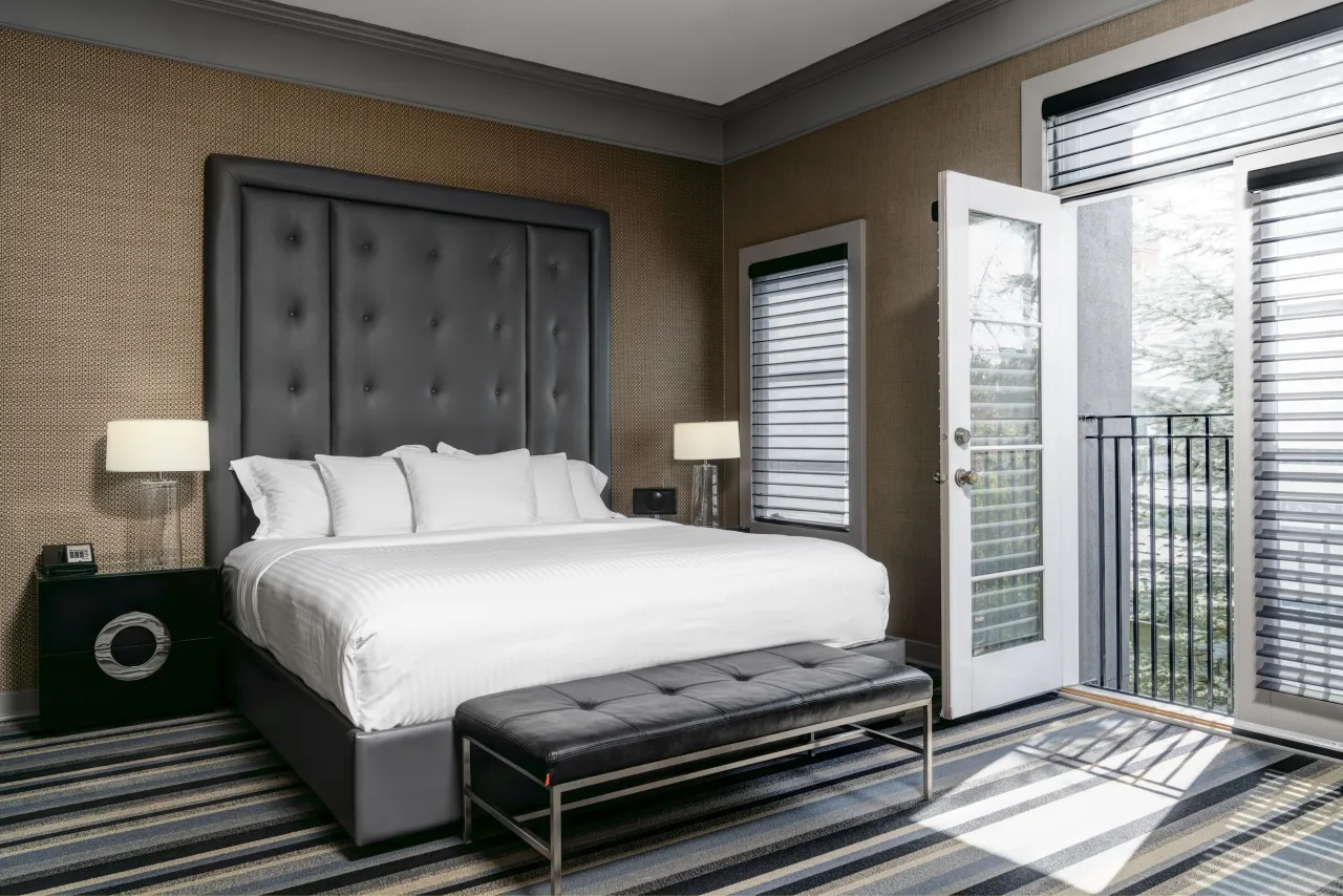 Kensington Riverside Inn, Calgary hotel image from Expedia