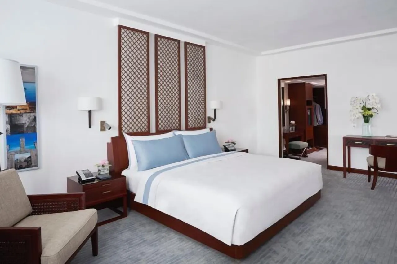 The Peninsula Manila hotel image from Expedia