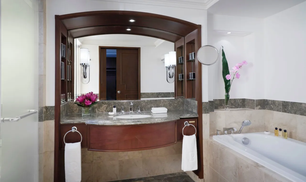 The Peninsula Manila hotel image from Expedia