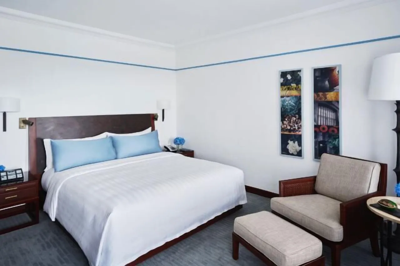 The Peninsula Manila hotel image from Expedia