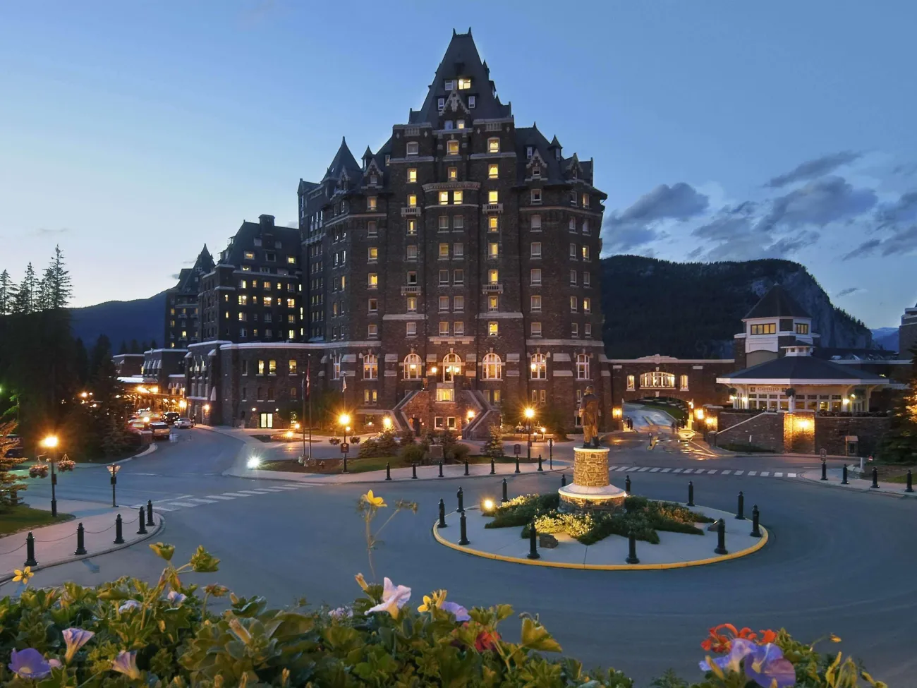 Fairmont Banff Springs hotel image from Expedia